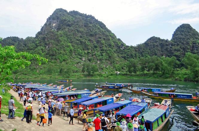 Bến thuyền tại Trung tâm Du lịch Phong Nha khách du lịch sẽ phủ sóng wifi miễn phí.