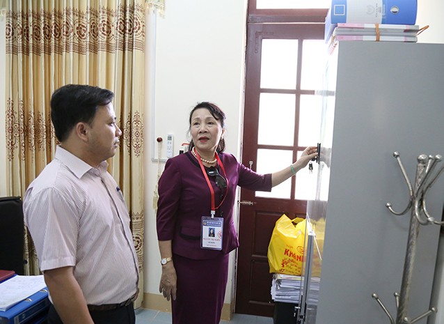 Thứ trưởng Bộ GD&ĐT Nguyễn Thị Nghĩa kiểm tra tủ đựng đề thi tại điểm thi trường THPT Lê Quý Đôn (Bố Trạch - Quảng Bình)