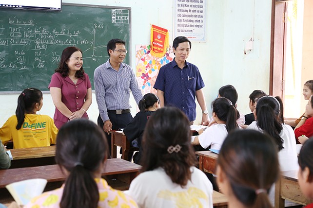 Ông Hoàng Nam (phải) động viên học sinh trường THPT Đakrông ôn luyện thật tốt để làm bài thi chất lượng trong kỳ thi THPT Quốc gia năm 2019.