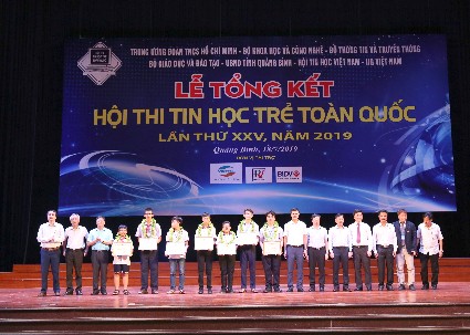 Ban tổ chức đã trao giải thưởng cho các thí sinh đạt giải tại hội thi Tin học trẻ toàn quốc lần thứ 25.
