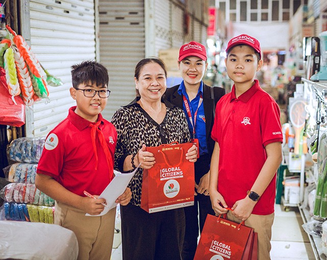 Học sinh trường Liên cấp Hội nhập Quốc tế iSchool Quảng Trị  trải nghiệm thực tế tại chợ Đông Hà (Quảng Trị)