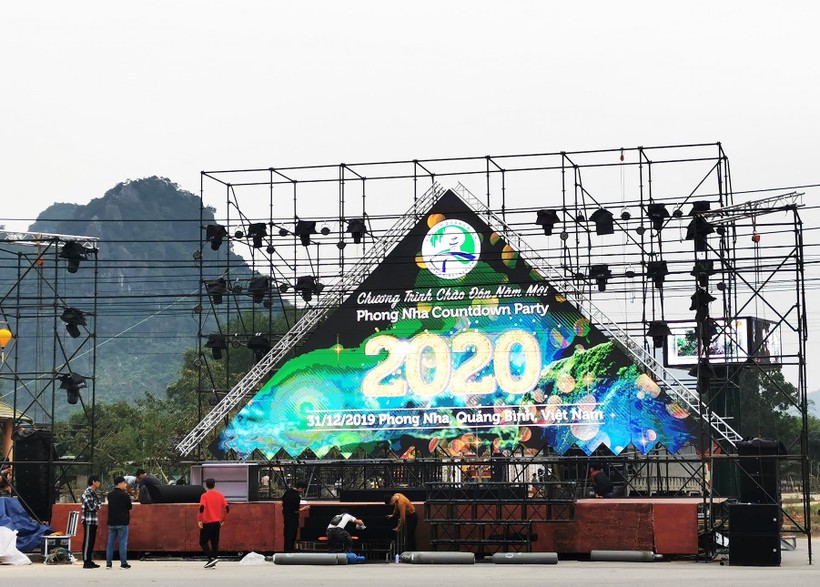 Sân khấu chương trình Phong Nha Countdown Party sẵn sàng phục vụ du khách trong nước và quốc tế trong khoảnh khắc chào đón năm mới 2020.