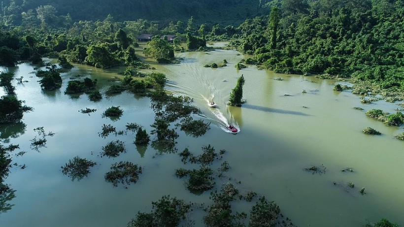 Những chuyến cano của Công ty Oxalis ứng cứu người dân vùng ngập lụt tại khu vực Phong Nha - Kẻ Bàng.