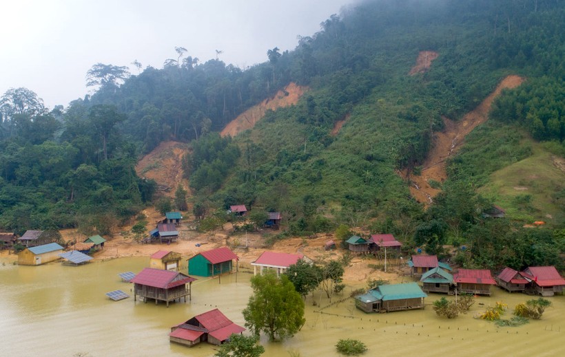 Bản Sắt thuộc xã Trường Sơn huyện Quảng Ninh tỉnh Quảng Bình đang gặp phải nguy cơ sạt lở núi, người dân đã được di dời qua vị trí an toàn.