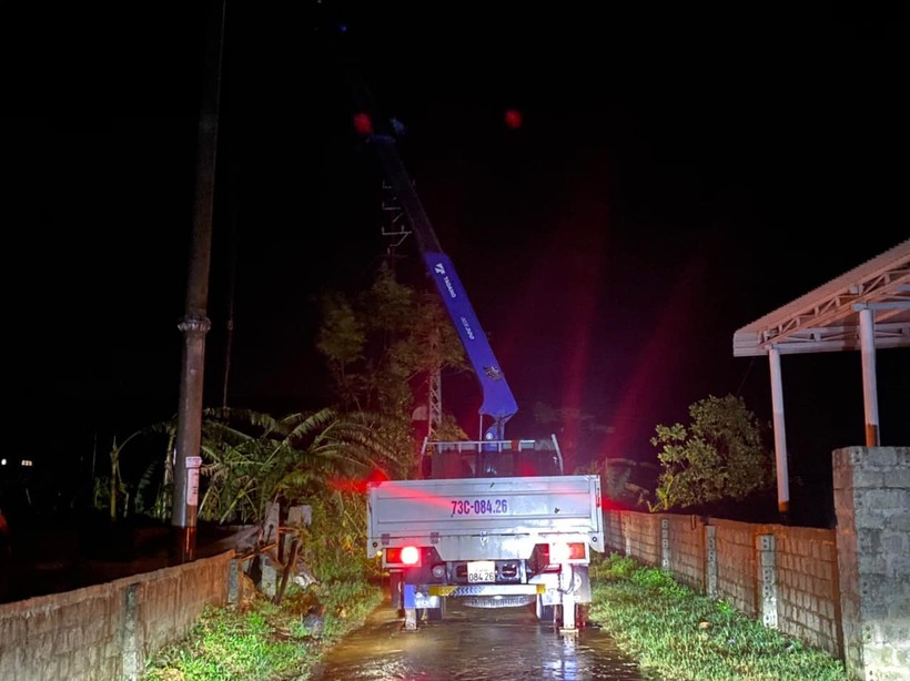 Công ty Điện lực Quảng Bình nỗ lực khắc phục sự cố đường dây do bão số 13 để sớm cấp điện cho nhân dân