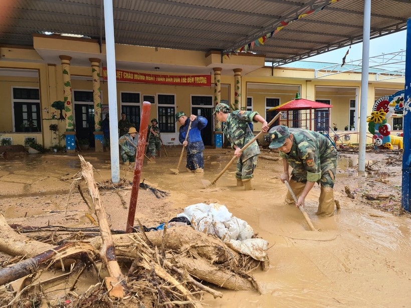 Lực lượng quân đội giúp đỡ Trường mầm non Hướng Việt dọn dẹp sau bão lũ. 