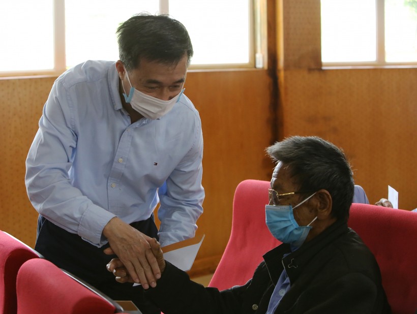 Thứ trưởng Trần Văn Thuấn tặng quà và động viên bệnh nhân Ung bướu đang điều trị tại BV Hữu nghi Việt Nam - Cu Ba