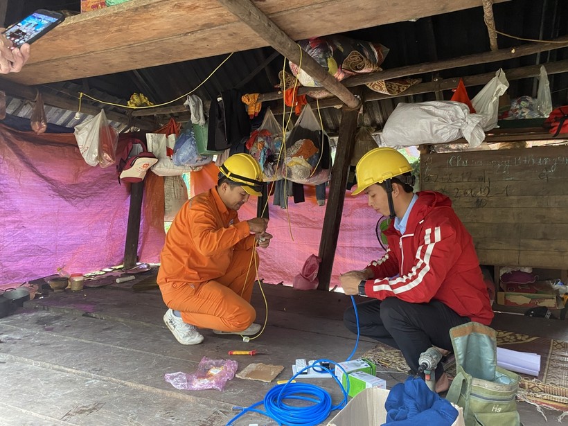 Sửa chữa, lắp đặt lại dây và thiết bị điện cho những hộ dân là bà con dân tộc ở xã Trường Sơn huyện Quảng Ninh tỉnh Quảng Bình.