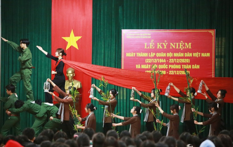 Tiết mục văn nghệ của học sinh chuyên Sử trường THPT chuyên Võ Nguyên Giáp trong lễ kỷ niệm 76 năm ngày thành lập QĐND Việt Nam 2020
