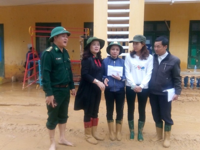 Công đoàn ngành GD&ĐT Quảng Trị chia sẻ với giáo viên Trường mầm non Hướng Việt sau lũ lịch sử (ảnh tư liệu).