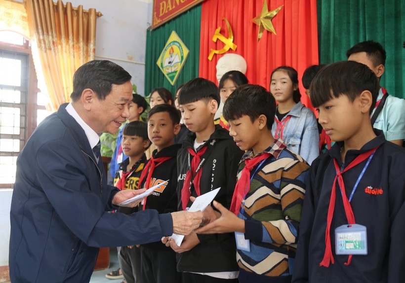 PGS TS Trịnh Đình Tùng, giảng viên khoa Lịch sử, trường ĐHSP I Hà Nội
trao quà cho các em trường THCS số 2 Hưng Trạch (Bố Trạch).