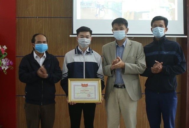 Lãnh đạo nhà trường tuyên dương và khen thưởng hành động đẹp của em Nguyễn Việt Thạch