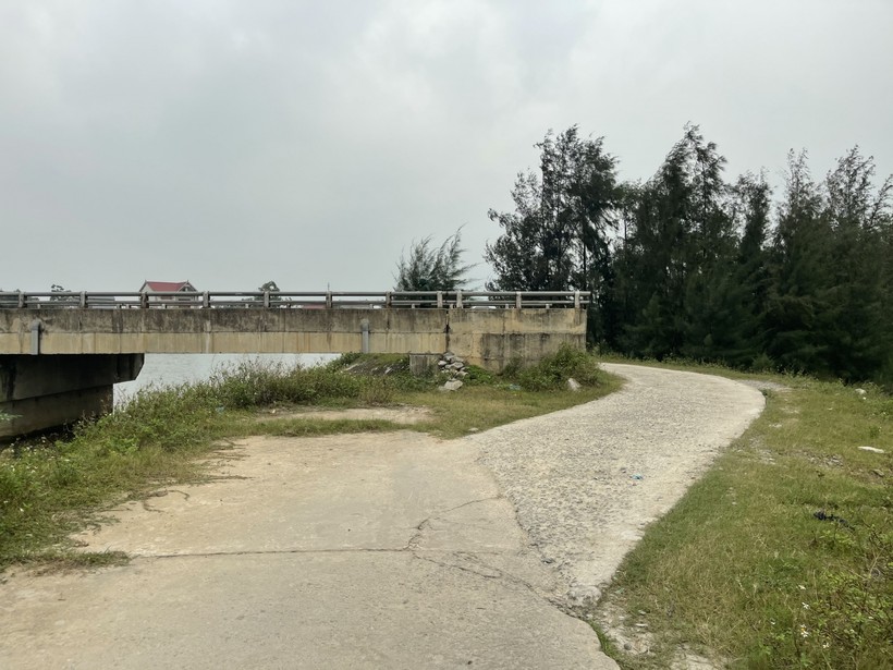 Hà Tĩnh: Không có đường đấu nối, cầu 12 tỷ nằm cheo leo trên kênh