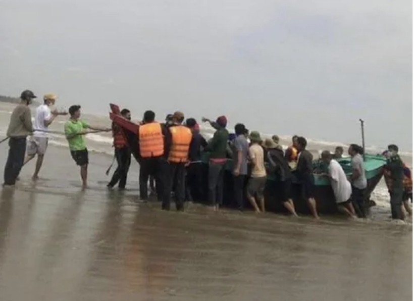 Lực lượng chức năng cùng người dân nỗ lực đưa phương tiện bị nạn vào bờ.