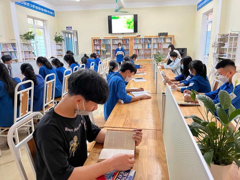 Hình ảnh tiết dạy trải nghiệm tại thư viện của Trường THPT Hương Sơn (huyện Hương Sơn).