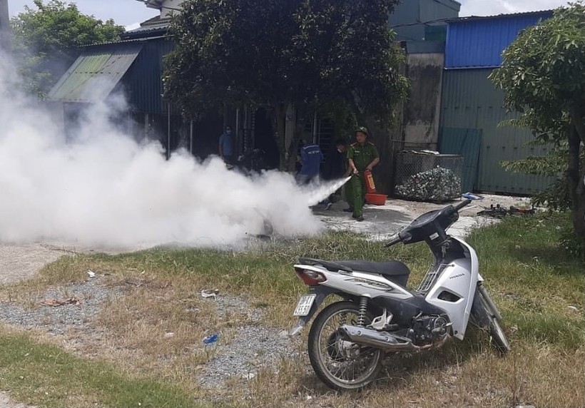 Hà Tĩnh: Cãi lộn với vợ, chồng châm lửa thiêu rụi xe máy