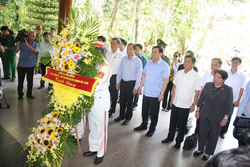Chủ tịch Quốc hội Vương Đình Huệ đặt vòng hoa và dâng hương tưởng nhớ các anh hùng, liệt sỹ tại Khu di tích quốc gia đặc biệt Ngã Ba Đồng Lộc (huyện Can Lộc, Hà Tĩnh).