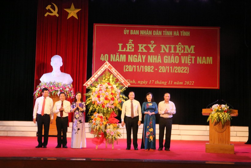 UBND tỉnh Hà Tĩnh tặng hoa chúc mừng Sở GD&ĐT Hà Tĩnh.