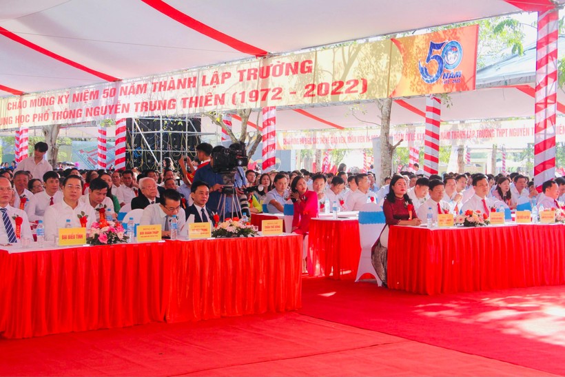 Toàn cảnh lễ kỷ niệm 50 năm thành lập trường THPT Nguyễn Trung Thiên.