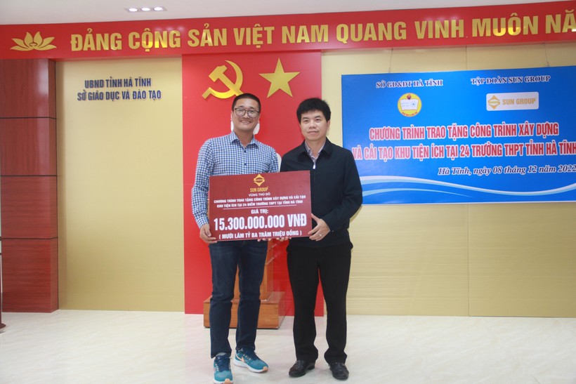 Đại diện tập đoàn Sun Group trao biểu trưng số tiền hơn 15 tỷ đồng hỗ trợ xây dựng và cải tạo khu tiện ích 24 trường THPT tại Hà Tĩnh.