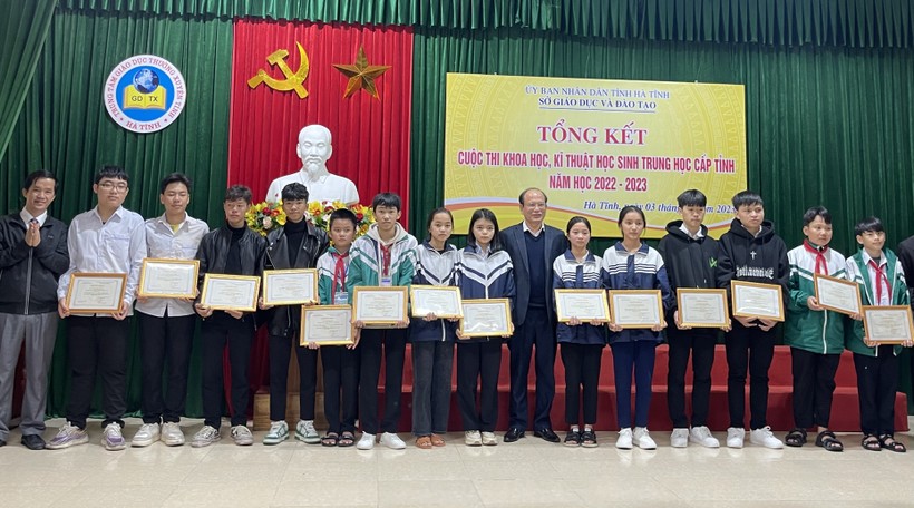 Trao thưởng 67 dự án thi KHKT học sinh trung học Hà Tĩnh ảnh 3