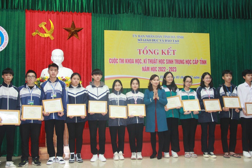 Trao thưởng 67 dự án thi KHKT học sinh trung học Hà Tĩnh ảnh 4
