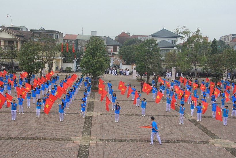 Màn đồng diễn xếp chữ của học sinh trường THCS Lê Văn Thiêm.
