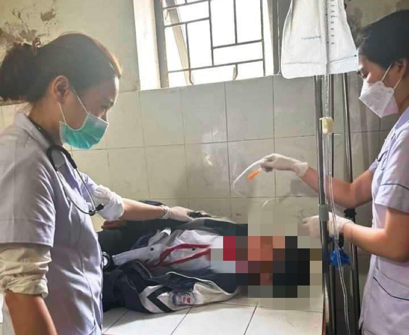 Các bác sĩ Trung tâm Y tế huyện Nghi Xuân tiến hành sơ cứu cho các học sinh bị ngộ độc