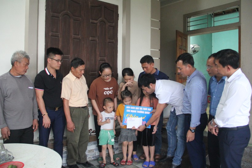 Đại diện Văn phòng báo GD&TĐ khu vực MTTN và lãnh đạo địa phương thăm hỏi gia đình chị Nguyễn Thị Thuận.