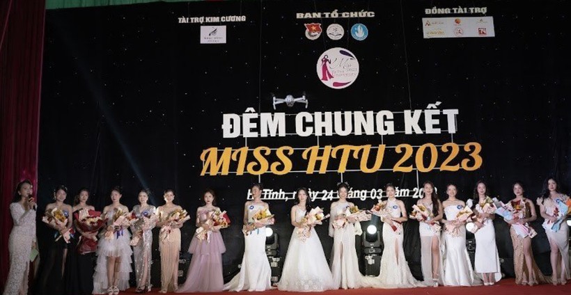 Sinh viên Hà Tĩnh khoe tài sắc đêm chung kết 'Nữ sinh thanh lịch' ảnh 1