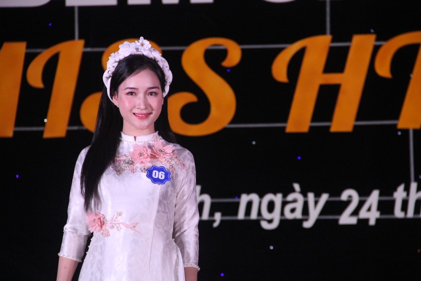 Sinh viên Hà Tĩnh khoe tài sắc đêm chung kết 'Nữ sinh thanh lịch' ảnh 4