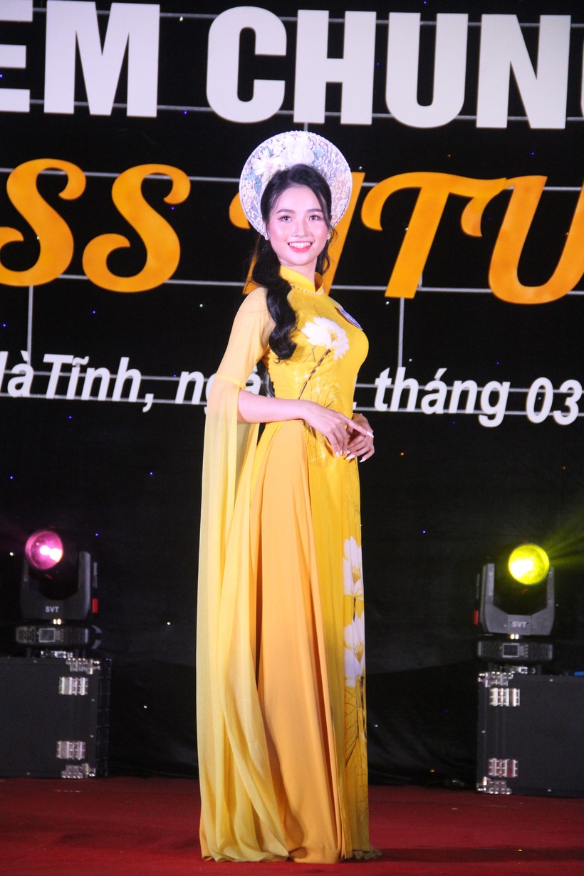 Sinh viên Hà Tĩnh khoe tài sắc đêm chung kết 'Nữ sinh thanh lịch' ảnh 2