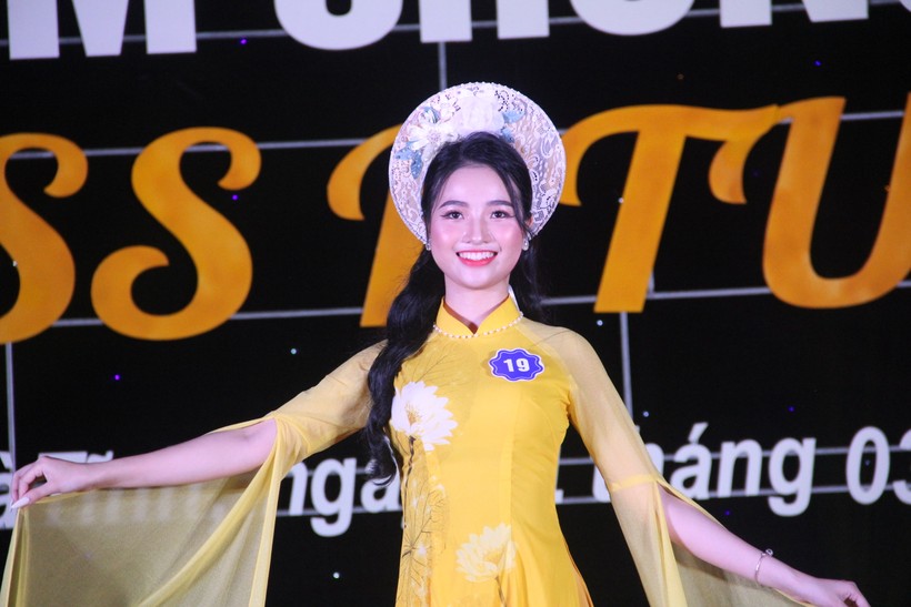 Thí sinh Trần Đại Thủy (Sinh viên K13 Giáo dục Mầm non) đã đăng quang ngôi vị Miss HTU 2023.