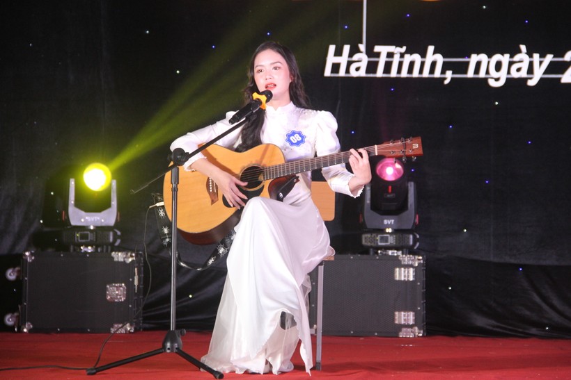 Sinh viên Hà Tĩnh khoe tài sắc đêm chung kết 'Nữ sinh thanh lịch' ảnh 5