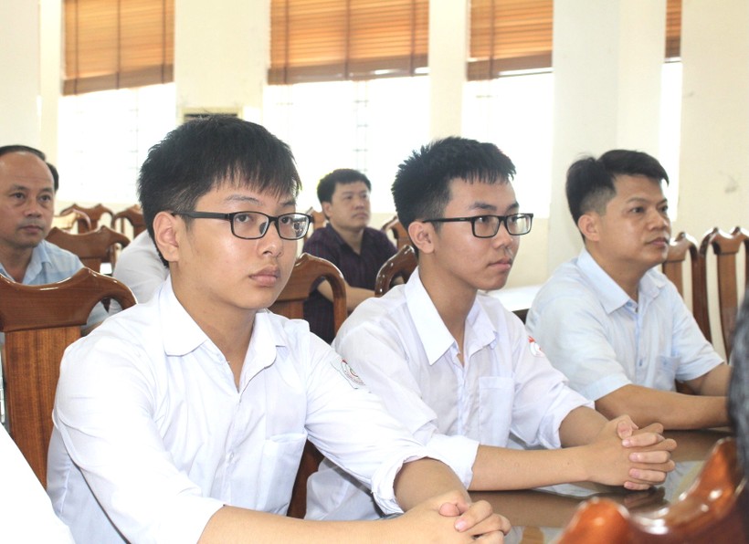 Hà Tĩnh gặp mặt 2 học sinh tham dự các kỳ thi quốc tế ảnh 3
