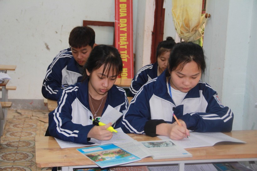 Học sinh dân tộc thiểu số Hà Tĩnh tự may trang phục truyền thống ảnh 1