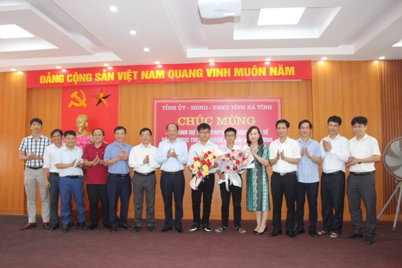 Hà Tĩnh gặp mặt 2 học sinh tham dự các kỳ thi quốc tế ảnh 6