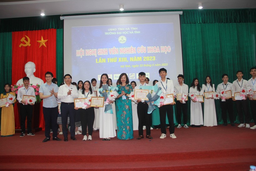 Trường ĐH Hà Tĩnh trao giải cho 16 đề tài nghiên cứu khoa học ảnh 5