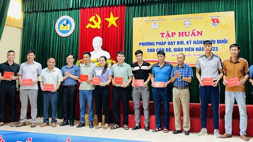 Hà Tĩnh trao giấy chứng nhận dạy bơi, cứu đuối cho 124 giáo viên ảnh 4