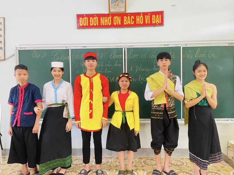 Học sinh dân tộc thiểu số Hà Tĩnh tự may trang phục truyền thống ảnh 2