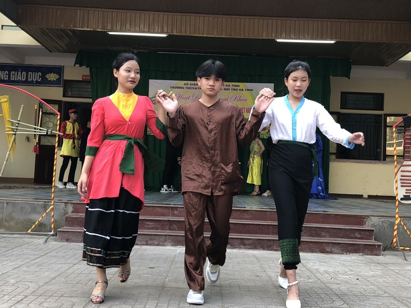 Học sinh dân tộc thiểu số Hà Tĩnh tự may trang phục truyền thống ảnh 5