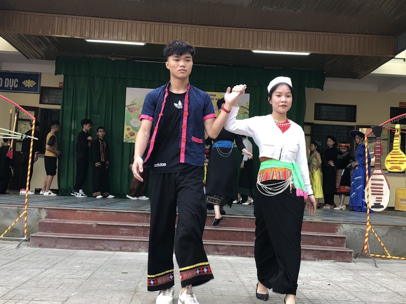Học sinh dân tộc thiểu số Hà Tĩnh tự may trang phục truyền thống