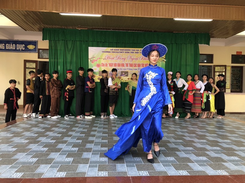 Học sinh dân tộc thiểu số Hà Tĩnh tự may trang phục truyền thống ảnh 4