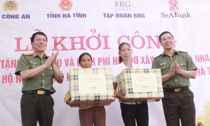 Bộ Công an trao tặng 1.000 ngôi nhà cho các hộ khó khăn ở Hà Tĩnh ảnh 4