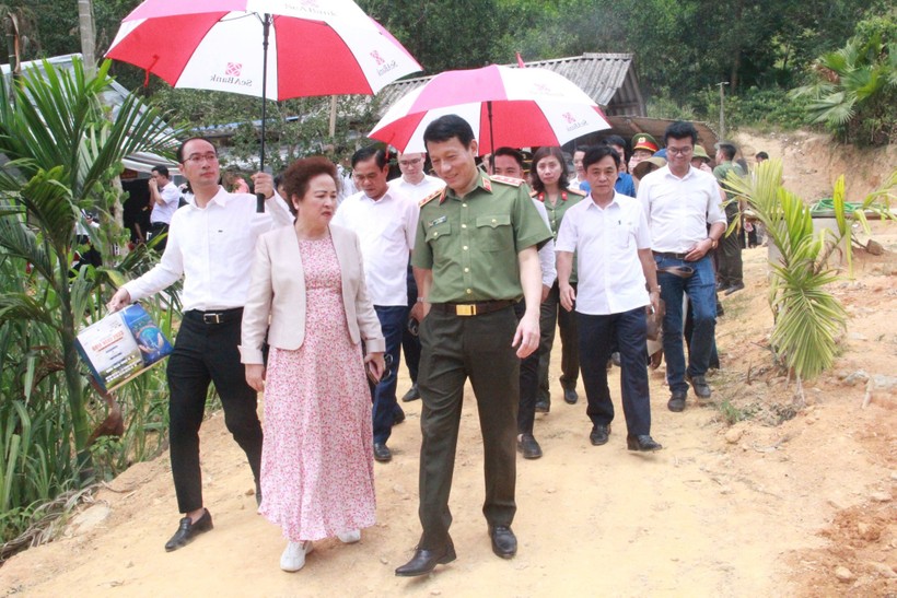 Bộ Công an trao tặng 1.000 ngôi nhà cho các hộ khó khăn ở Hà Tĩnh ảnh 7