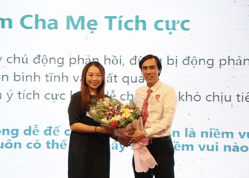 Ban giám hiệu trường Hội nhập Quốc tế iSchool Hà Tĩnh tặng hoa chúc mừng diễn giả Tú Anh.
