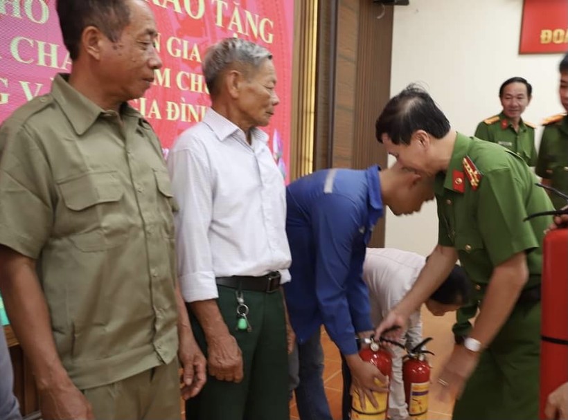 Formosa Hà Tĩnh trao tặng 1.000 bình chữa cháy  ảnh 3