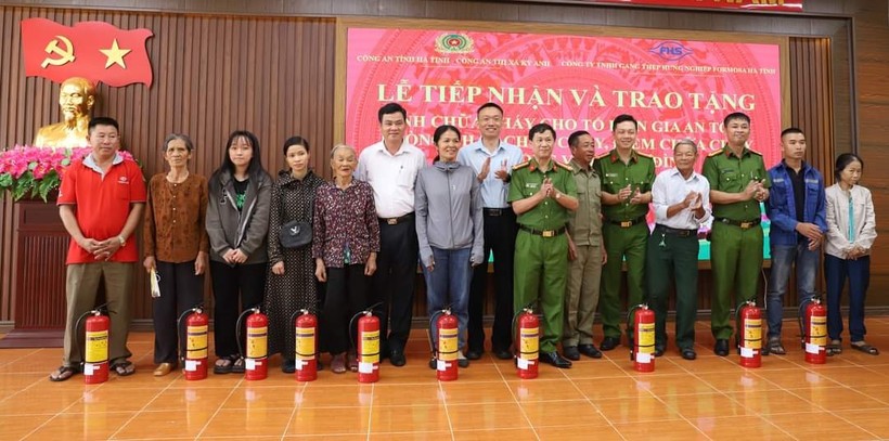 Formosa Hà Tĩnh trao tặng 1.000 bình chữa cháy  ảnh 2