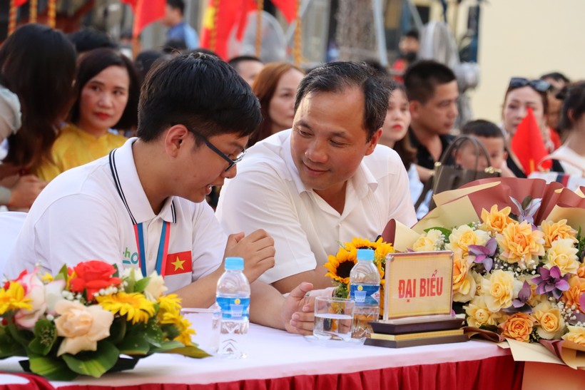 Bí thư Tỉnh ủy Hà Tĩnh gặp mặt tuyên dương học sinh đoạt HCV Olympic Hóa học ảnh 2