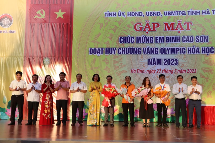 Bí thư Tỉnh ủy Hà Tĩnh gặp mặt tuyên dương học sinh đoạt HCV Olympic Hóa học ảnh 6
